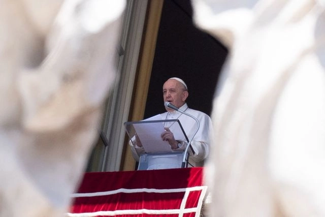 El papa Francisco durante la misa del Angelus este domingo en la Plaza de San Pedro, en el Vaticano. Foto Afp 