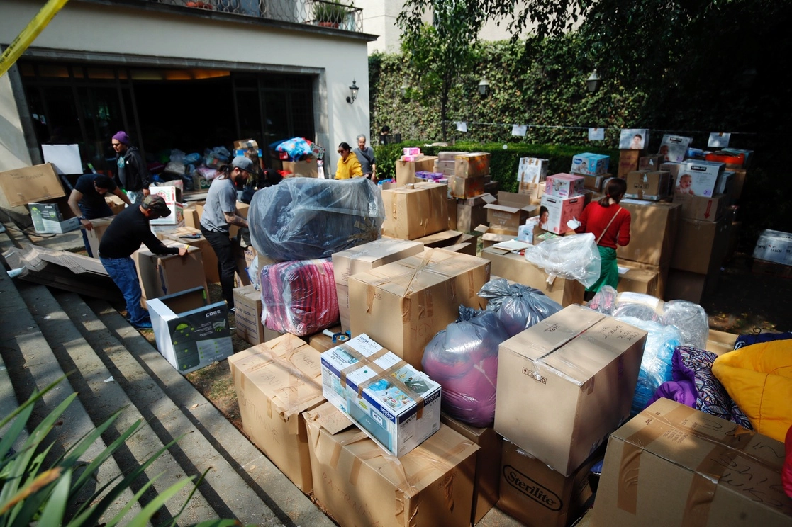 Cientos de personas llevan donaciones para las personas afectadas en los sismos de Turquía, en el edificio de la Embajada de ese país en México. Foto Cristina Rodríguez