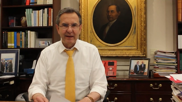 El embajador de México en Estados Unidos, Esteban Moctezuma al explicar el contenido de la carta. Imagen tomada del video publicado en sus redes sociales