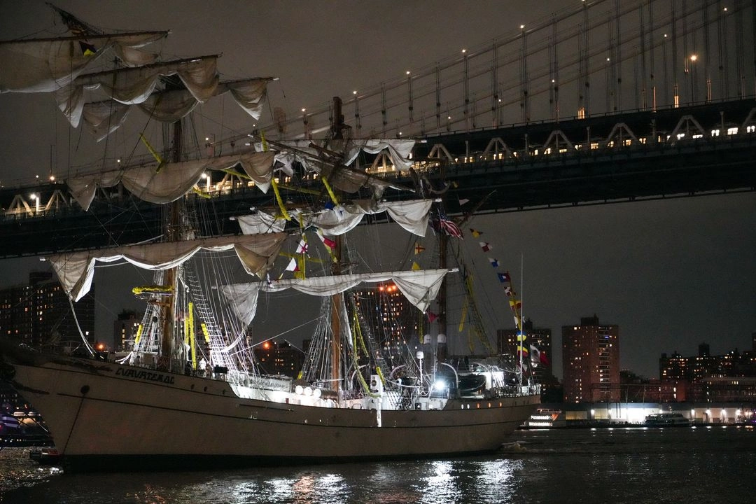 Imagen del 17 de mayo de 2025 del sitio de la colisión del buque escuela Cuauhtémoc de la Armada de México con el Puente de Brooklyn, en Nueva York, Estados Unidos. Foto