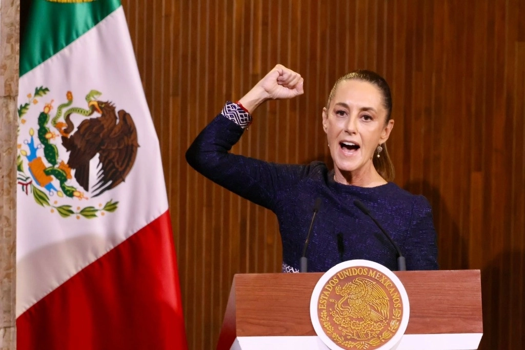 La presidenta Claudia Sheinbaum ofrece un discurso durante la ceremonia por el 108 aniversario de la Promulgación de la Constitución Política de los Estados Unidos Mexicanos de 1917, en el Teatro de la República, en Querétaro, el  5 de febrero de 2025. Foto Luis Castillo