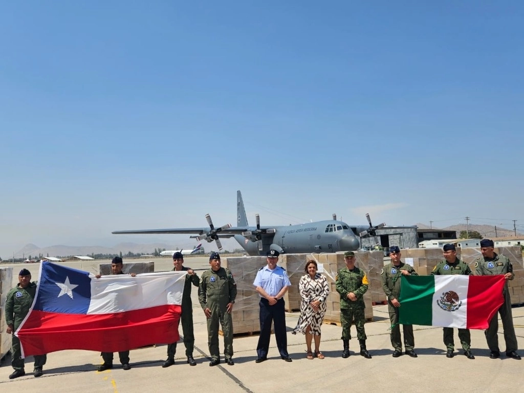 Una de las dos aeronaves de fuerzas federales que transportaron la ayuda de México a Chile, el 6 de febrero de 2024. Foto tomada de X @aliciabarcena
