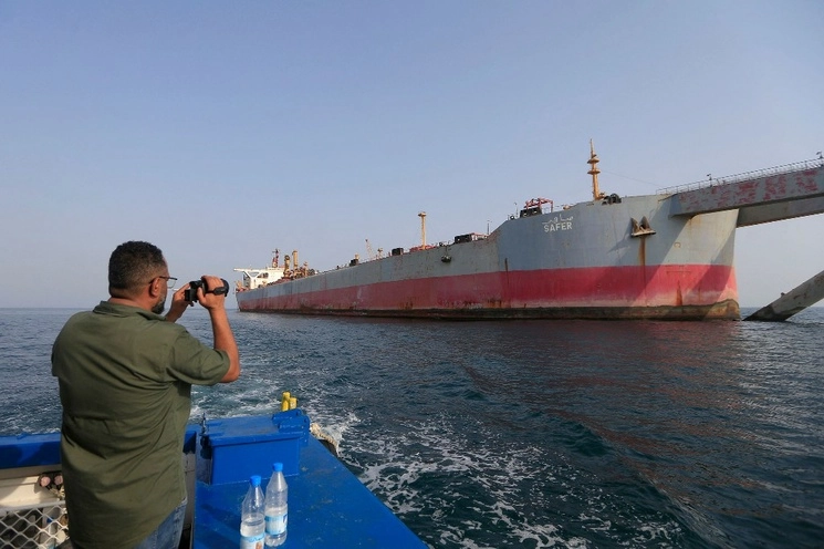 El buque petrolero FSO Safer con bandera de Yemen en el Mar Rojo frente a la costa de la disputada provincia occidental de Hodeida en Yemen el 15 de julio de 2023. Foto Afp