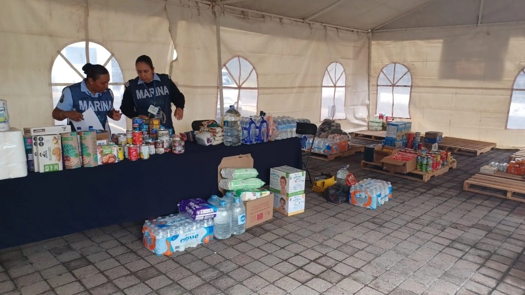 En la Ciudad de México, la Semar mantiene abiertos cinco centros de acopio para que la ciudadanía aporte alimentos imperecederos que serán enviados a la zona afectada por el huracán 'Otis'. Imagen cortesía de la Marina 