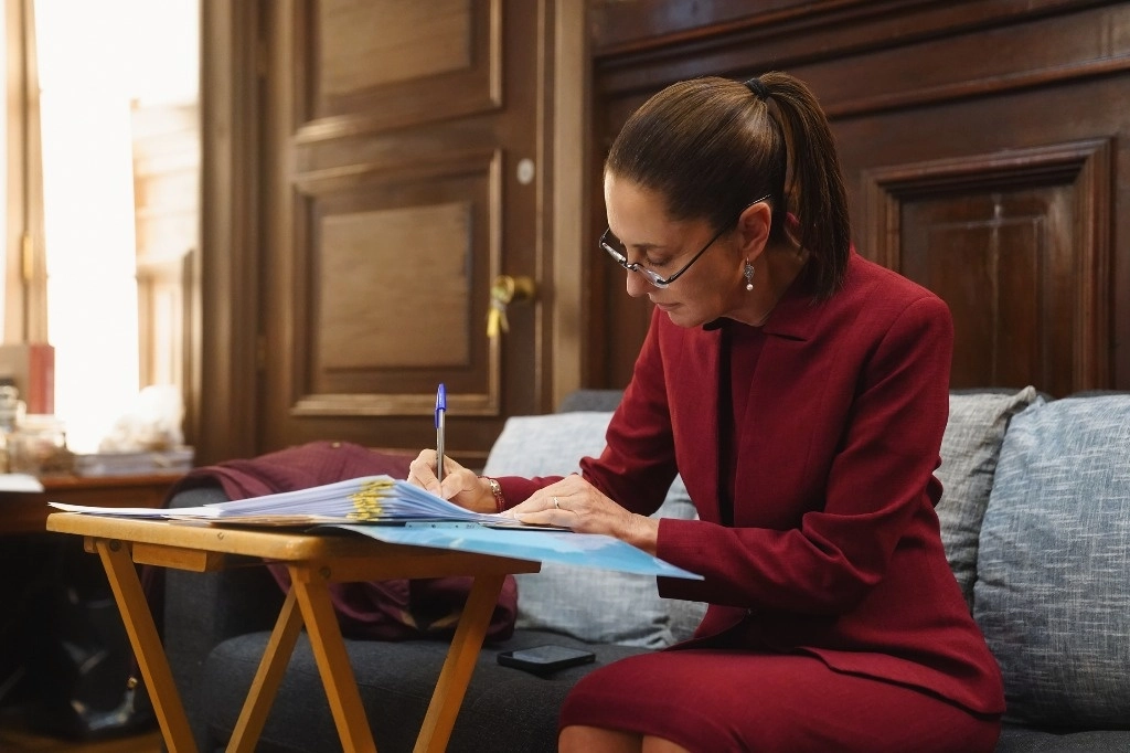 La presidenta Claudia Sheinbaum firmando nombramientos. Foto Gobierno federal