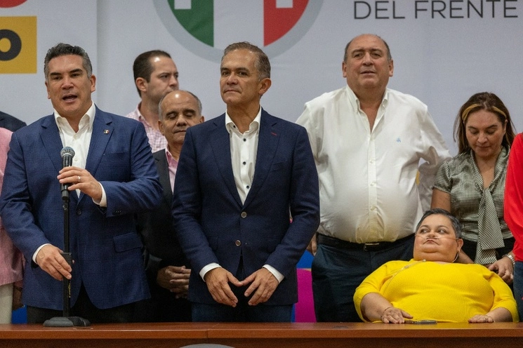 Miguel Ángel Mancera en julio pasado cuando se registró como aspirante al proceso interno del FAM. Foto Pablo Ramos