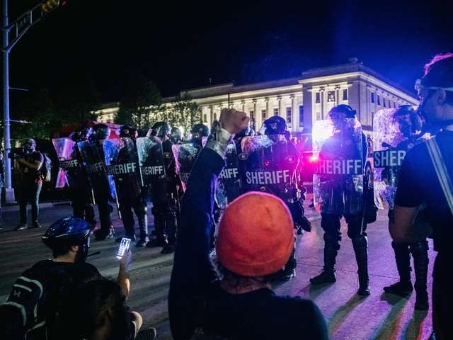 El presidente Donald Trump anunció el envío de refuerzos policiales y de soldados de la Guardia Nacional para detener los "saqueos" y la "anarquía" en Kenosha, Wisconsin. Foto Afp 