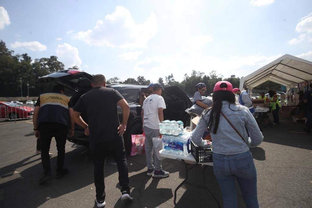 Personas siguen entregando ayuda en el centro de acopio instalado en el estadio Olímpico Universitario de CU. Foto Yazmín Ortega Cortés