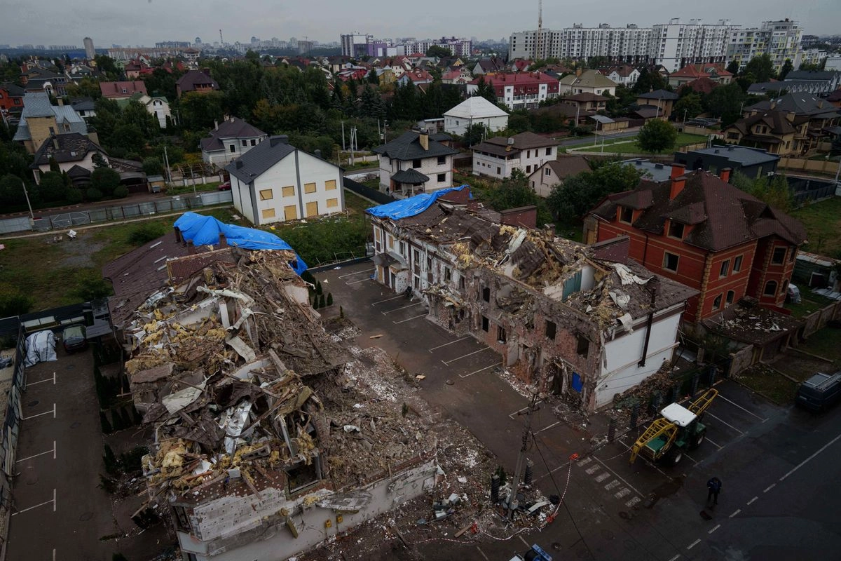 Se ven viviendas destruidas tras un ataque ruso en Kiev, Ucrania, el lunes 29 de septiembre de 2025. Foto