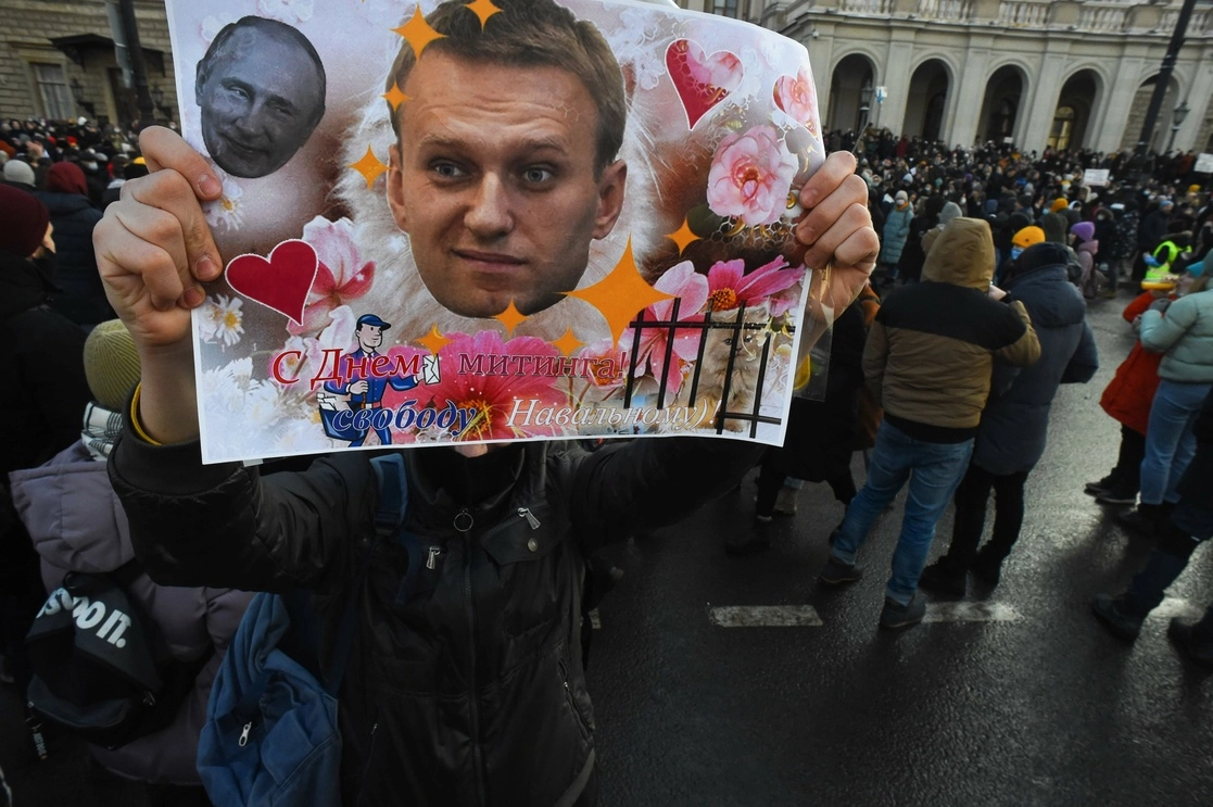 Durante una protesta en San Petersburgo, una manifestante muestra una foto de Alexei Navalny, quien fue detenido el 17 de enero al regresar a Moscú después de cinco meses en Alemania, donde se recuperó de un envenenamiento casi fatal. Foto Afp / Archivo