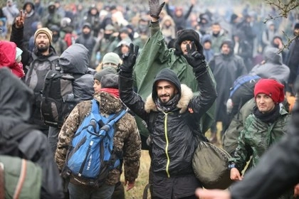 Centenares de migrantes desesperados están bloqueados este martes en la frontera entre Bielorrusia y Polonia. Foto Afp/ Archivo