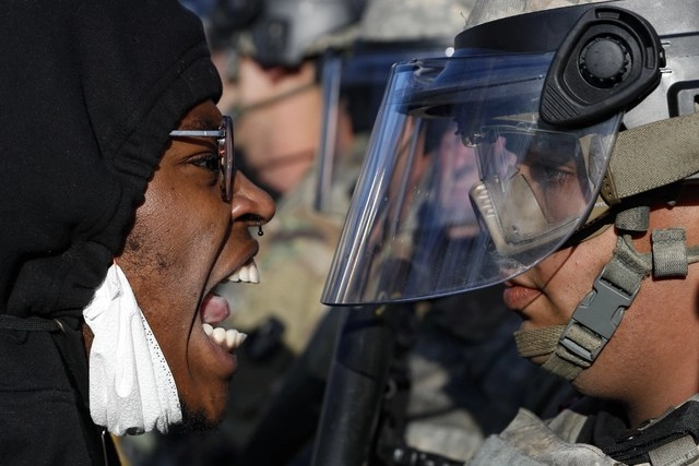 Un manifestante encara a un elemento de la Guardia Nacional en Saint Paul, Minnesota. Foto Ap