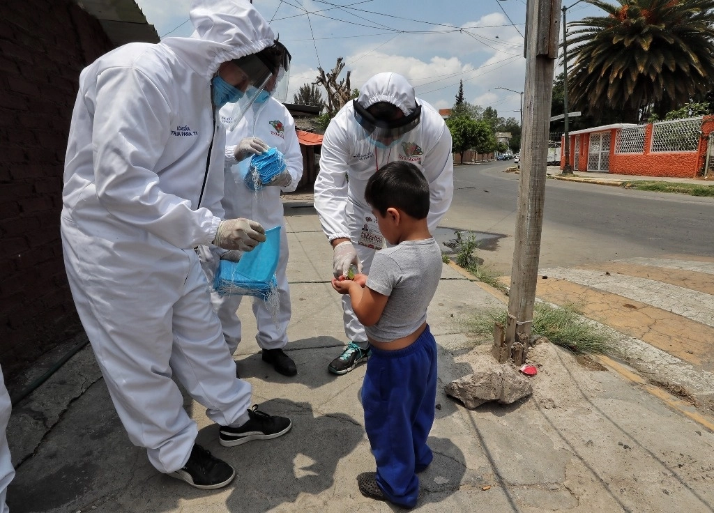 En una jornada de sanitización en colonias de la alcaldía Iztapalapa, Ciudad de México. Foto Marco Peláez / Archivo 