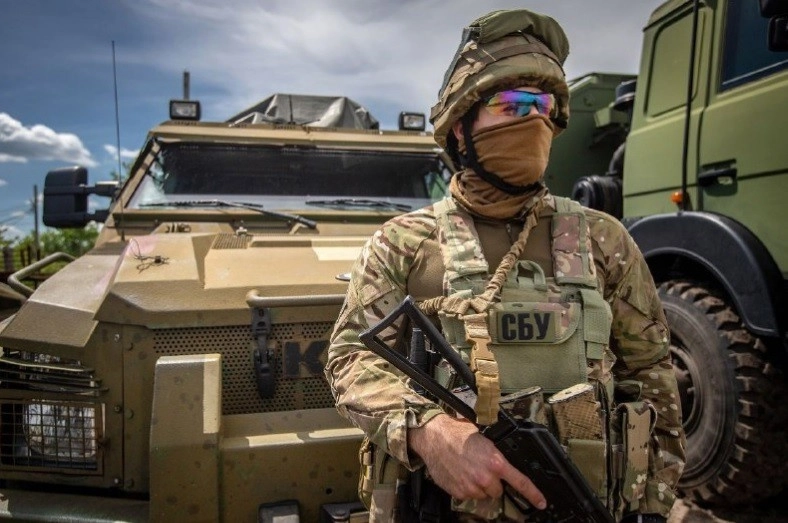Un soldado ucranio frente a un vehículo blindado. Foto Europa Press