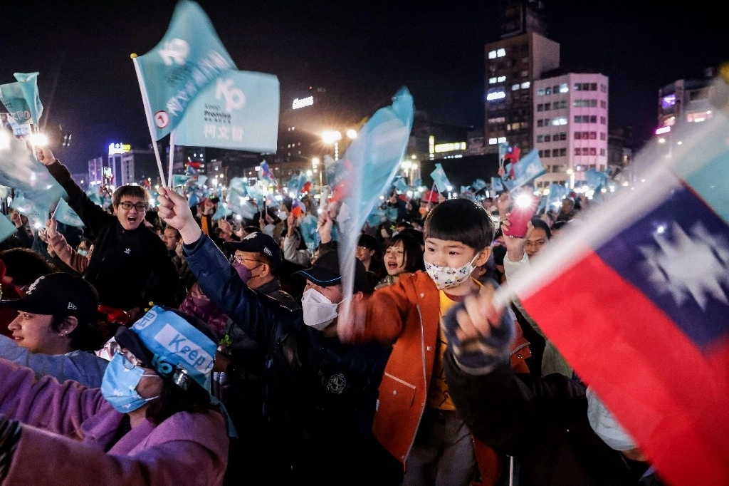 Asistentes a un mitin del Partido Popular de Taiwán previo a las elecciones del sábado 13 de enero. Foto Afp.