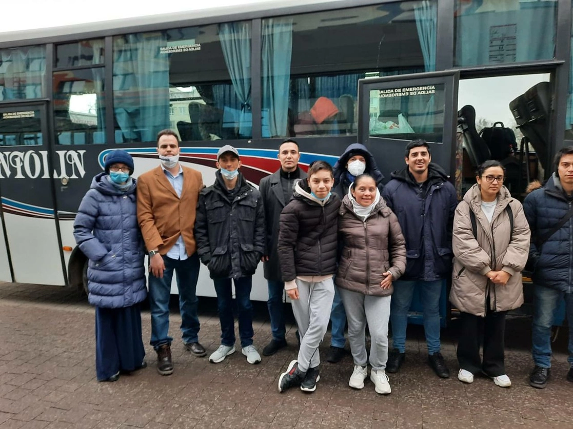 Grupo de mexicanos evacuados por tierra de Ucrania a Rumania, el 25 de febrero de 2022. Foto tomada del Twitter de @m_ebrard