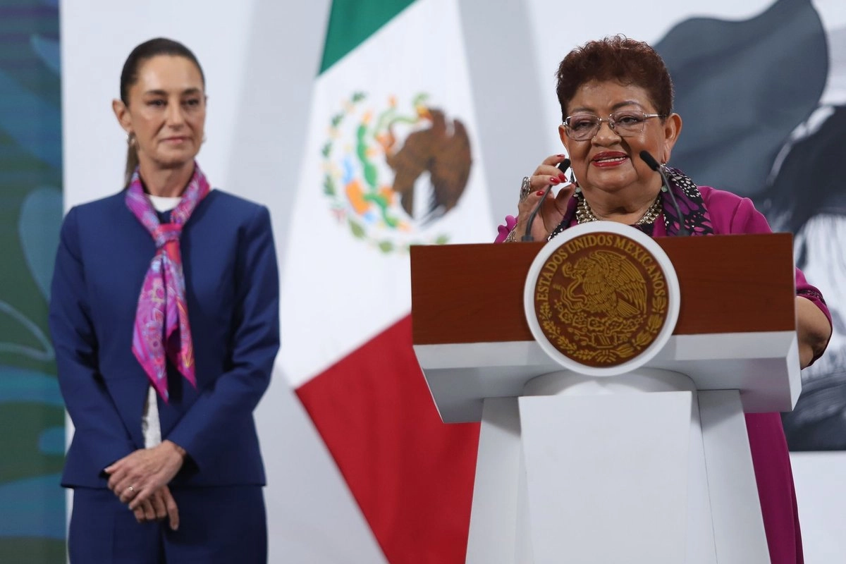 La consejera jurídica del Ejecutivo Federal, Ernestina Godoy y la presidenta Claudia Sheinbaum durante la conferencia matutina en Palacio Nacional, en la Ciudad de México.

