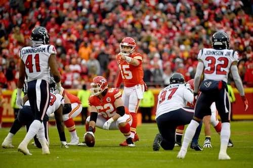 El mariscal de campo de los Jefes de Kansas City, Patrick Mahomes (15), conectó cinco pases de anotación en el juego contra los Texanos. Foto Afp