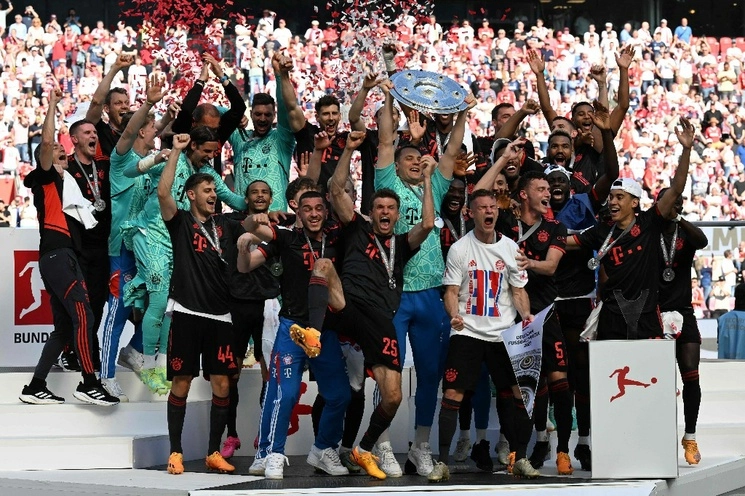 El Bayern Múnich levanta el trofeo de campeón de la Bundesliga, luego de su victoria ante Colonia. Foto Afp