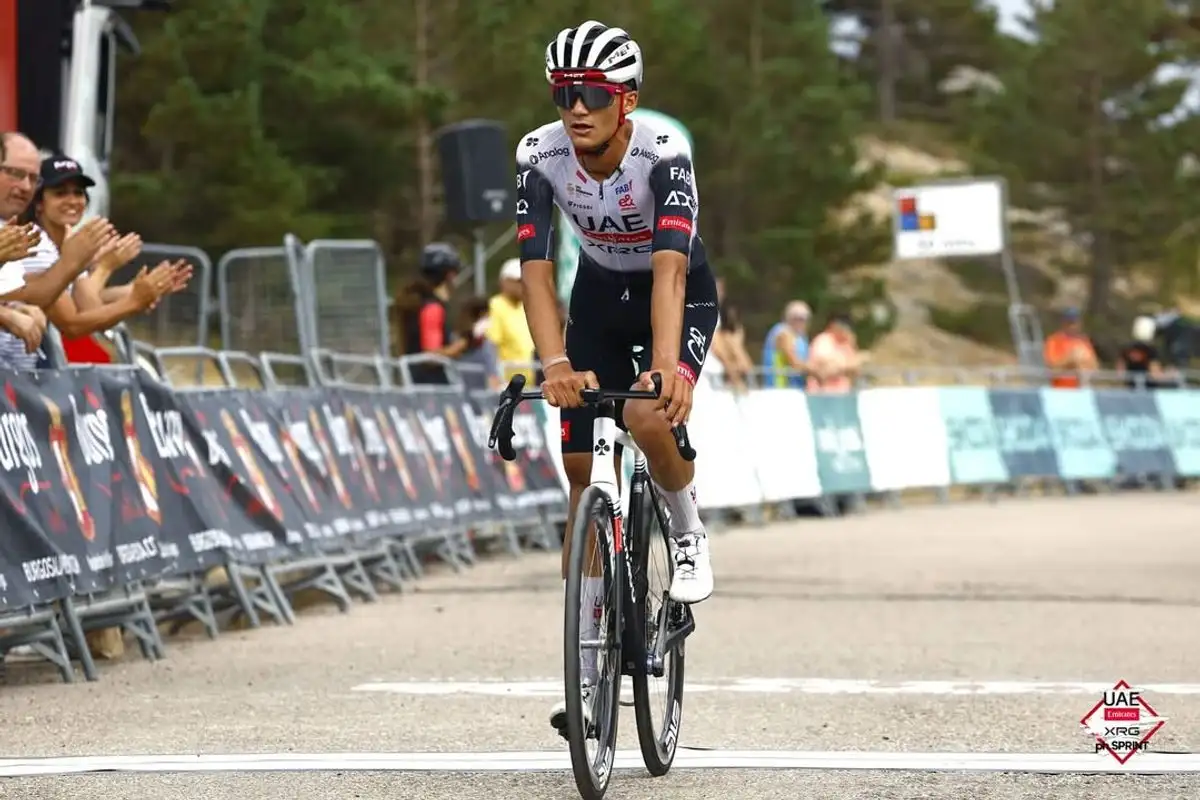 Isaac del Toro se convirtió en el primer mexicano en ganar esa competencia en el norte de España, y lo hizo con una remontada desde el puesto 49 general. La última etapa no estuvo exenta de obstáculos, pues debió reponerse de un pinchazo en una llanta para llegar 10 segundos detrás del italiano Giulio Ciccone, lo que le bastó para coronarse. Foto