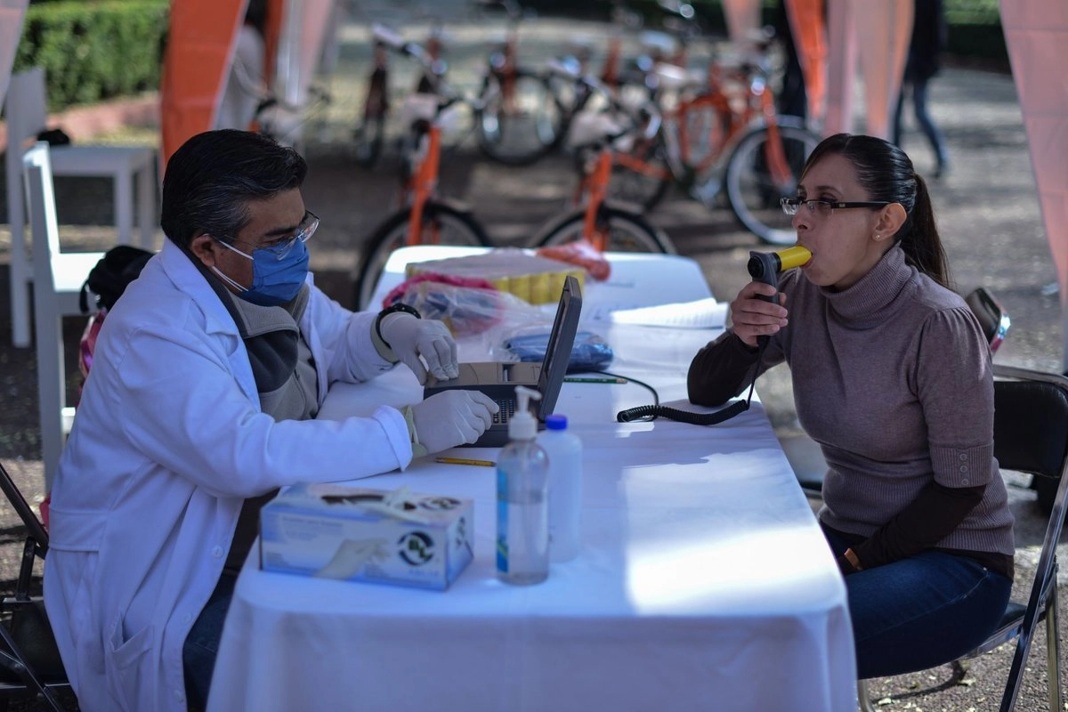 La EPOC se diagnostica mediante un estudio de espirometría que consiste en medir la capacidad de la función pulmonar. Se evalúan los volúmenes y flujos de aire en una exhalación forzada. 