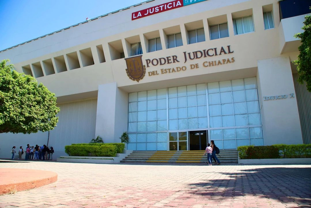 Los Juzgados de Distrito de Amparo y Juicios Federales en el Estado de Chiapas, con residencia en Tuxtla Gutiérrez, conservarán los juicios de amparo en materia penal que hasta el 15 de marzo de 2025 tengan en trámite, pendientes de resolución y en ejecución hasta su conclusión y archivo definitivo. 