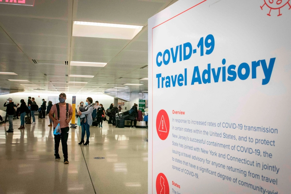 El equipo del próximo gobierno de EU desmintió el aviso de Donald Trump sobre levantar restricciones de viajes por Covid-19. Foto Afp