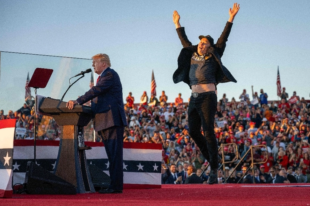 Elon Musk (der.), director ejecutivo de Tesla y SpaceX, salta al escenario mientras se une al presidente electo, el republicano Donald Trump en un acto de campaña en octubre pasado. Foto Afp