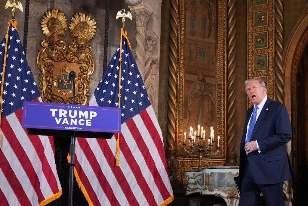 El presidente electo Donald Trump llega a una conferencia de prensa en Mar-a-Lago, el lunes 16 de diciembre de 2024, en Palm Beach, Florida. Foto Ap