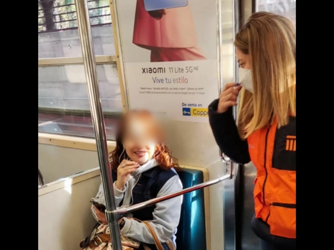 Al menos 600 pasajeros al día son concientizados por 42 empleados del Metro sobre la importancia de las normas de seguridad, como usar de manera correcta el cubrebocas, el 18 de enero de 2022. Foto Bertha Teresa Ramírez
