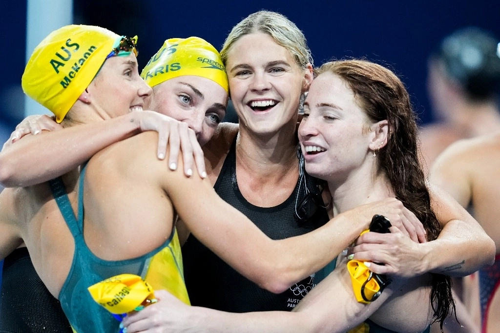 Emma Mckeon, Meg Harris, Shayna Jack y Mollie O'Callaghan conforman el equipo olímpico que se adjudicó el oro en la prueba de relevo 4x100 metros libre. Foto Ap 