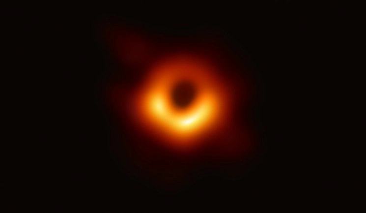 Hace aproximadamente un año, la colaboración internacional Telescopio Horizonte de Eventos (EHT), en la que participa la UNAM publicó la primera imagen de un agujero negro. Foto http://www.irya.unam.mx/web/index.php/news/877-primera-imagen-agujero-negro
