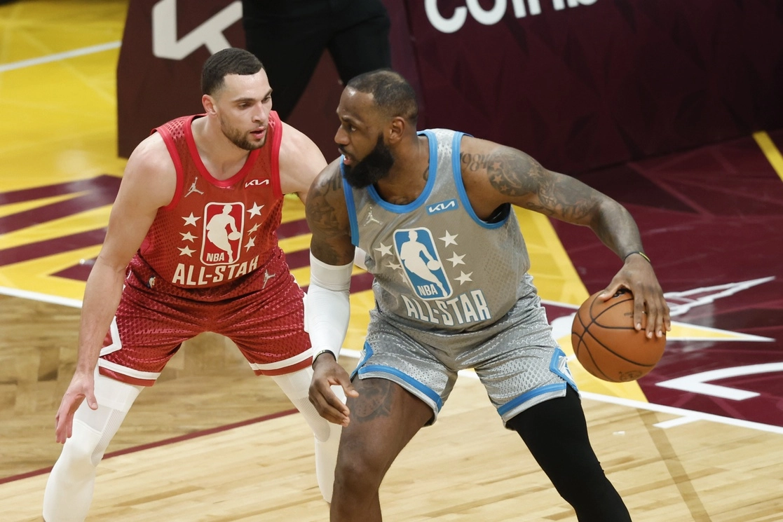 LeBron James de Los Lakers de los Ángeles y Zach LaVine de Chicago Bulls durante el encuentro. Foto Ap
