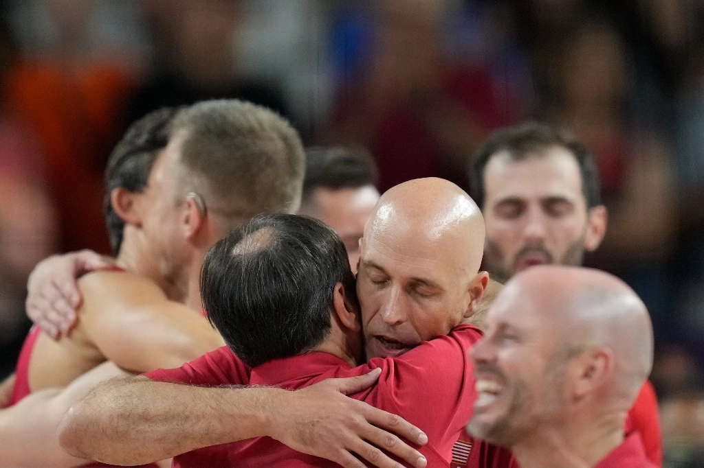 John Speraw, entrenador de Estados Unidos, durante el final del partido por la medalla de bronce de voleibol que ganó el equipo de Estados Unidos en los Juegos Olímpicos de Verano de 2024, en París, Francia, el viernes 9 de agosto de 2024. Foto Ap
