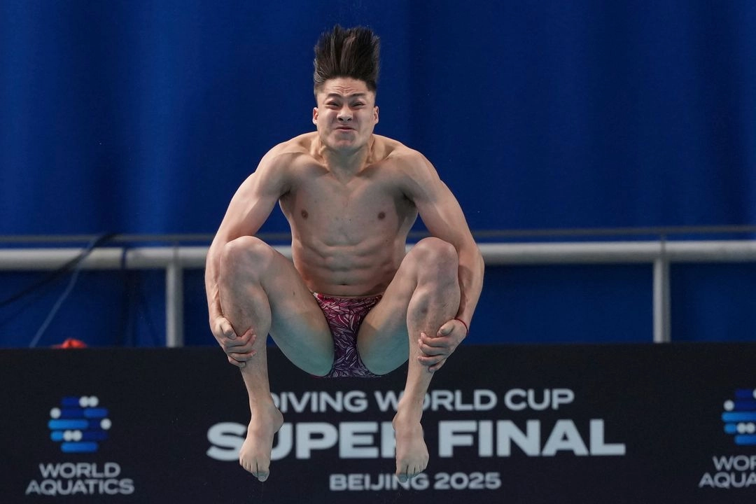 El equipo, integrado por Osmar Olvera (en la imagen), Alejandra Estudillo y Randal Willars, obtuvo la medalla de bronce en la Súper Final de la Copa del Mundo de Clavados que se celebra en China, el 2 de mayo de 2025. Foto 