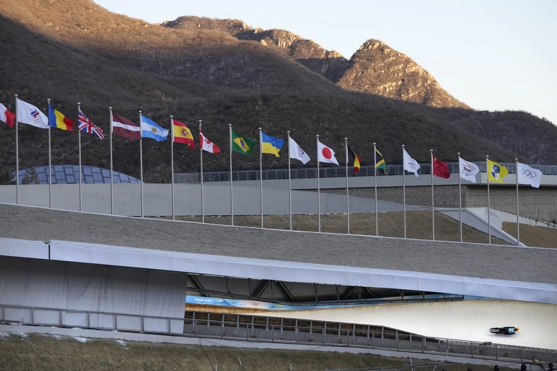 Un atleta del equipo alemán masculino de luge durante una sesión de entrenamiento previo a la inauguración de los Juegos Olímpicos de Invierno de Pekín 2022. Foto Ap
