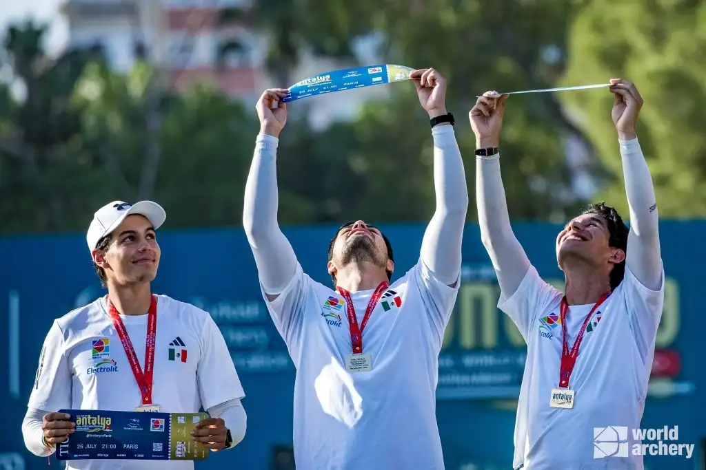 Los tricolores Matías Grande (arriba a la izquierda), Bruno Martínez y Javier Rojas muestran con júbilo su boleto a París, que obtuvieron en las semifinales. Foto @WorldArchery 