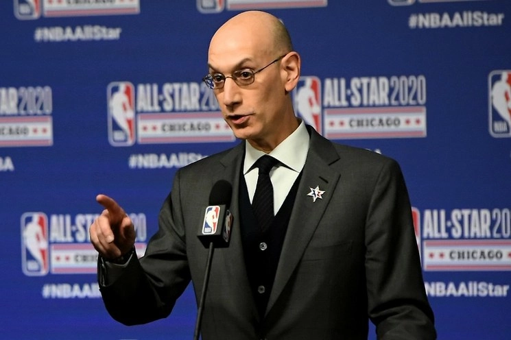 Adam Silver, comisionado de la NBA tendrá una reunión virtual con los jugadores para hablar de las medidas sanitarias contra el Covid-19. Foto Afp