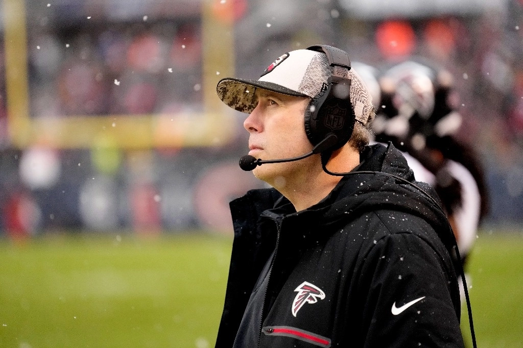 El entrenador en jefe de los Atlanta Falcons, Arthur Smith, mira el marcador en el momento final de la derrota de su equipo por 37-17 ante los Chicago Bears en un partido de fútbol americano de la NFL el domingo 31 de diciembre de 2023 en Chicago.Foto Ap
