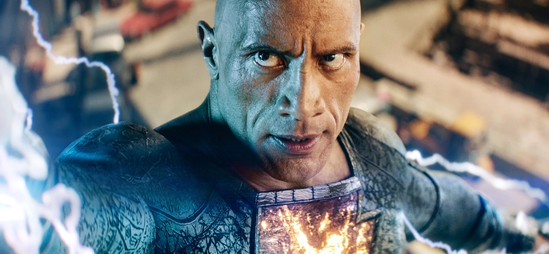 El actor Dwayne Johnson, en una escena del filme 'Black Adam'. Cuenta que hay una versión más violenta. Foto Ap