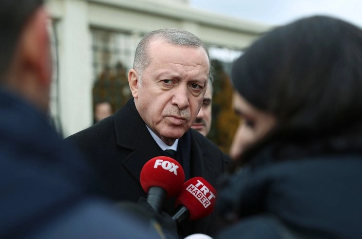 El presidente turco, Recep Tayyip Erdogan, habla a los medios de comunicación después de las oraciones del viernes, en Estambul. Foto Ap