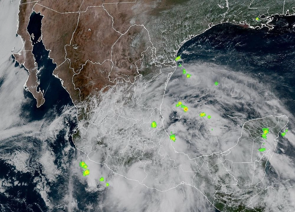 Tras impactar como huracán categoría 3 las costas de Oaxaca, 'Erick' se debilitó la tarde de este jueves a tormenta tropical. Foto  