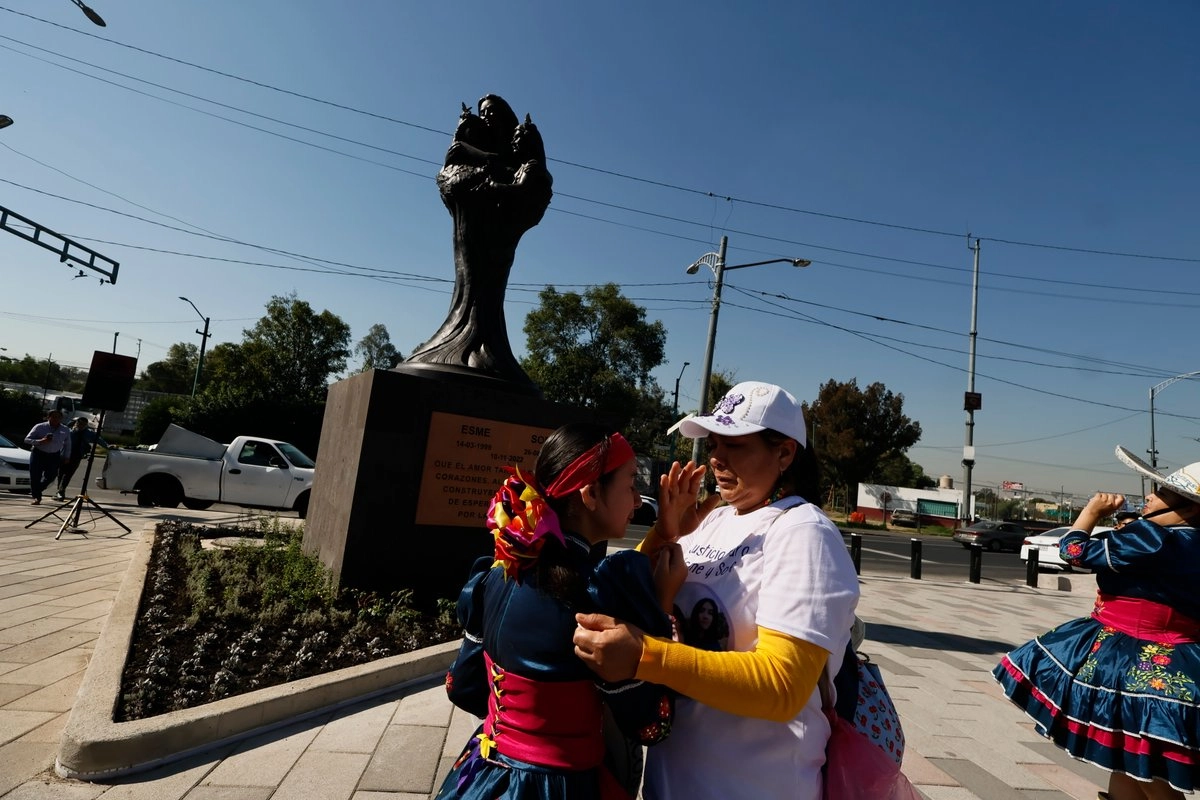 Instalación del memorial por Esme y Sofi, quienes murieron al caer en una alcantarilla sin tapa en la alcaldía Iztacalco, en la Ciudad de México, el 13 de noviembre de 2025. Foto 