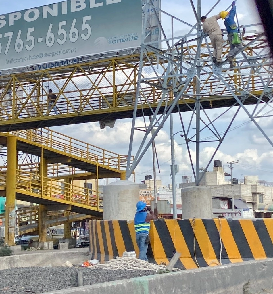 Construcción de los muros de protección de las torres de CFE en Ecatepec. Foto Javier Salinas
