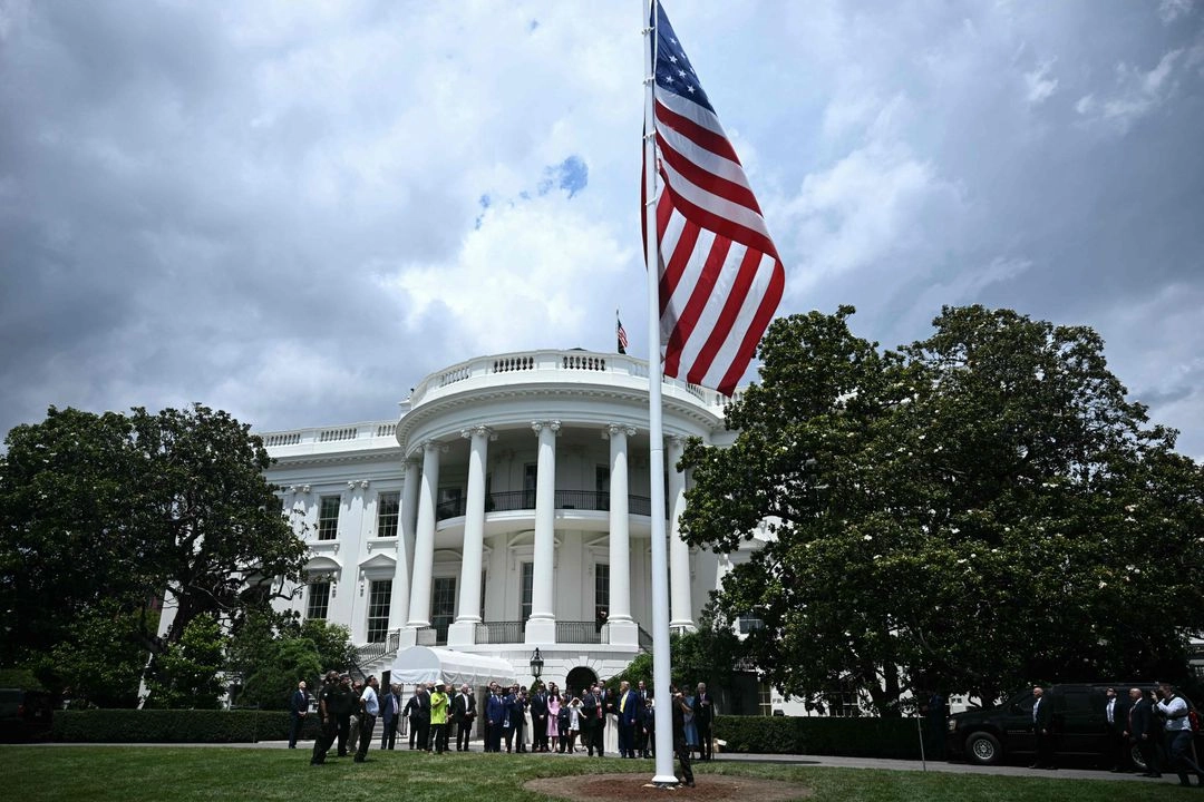 El presidente de Estados Unidos, Donald Trump, observa el izamiento de una bandera estadounidense en un asta recién instalada en el Jardín Sur de la Casa Blanca en Washington, D.C., el 18 de junio de 2025. Foto
