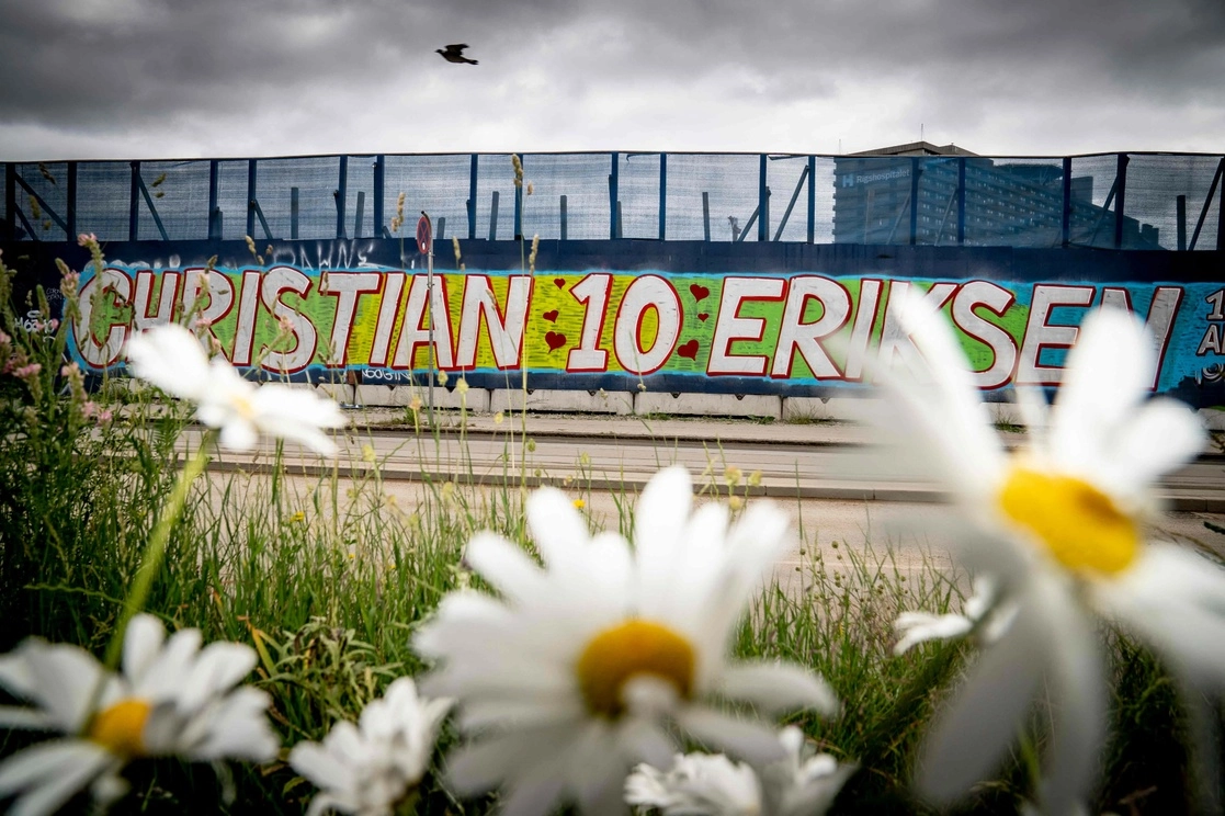 Un grafiti con la leyenda “Christian 10 Eirkesen” fue trazado junto al hospital Rigshospitalet en Copenhague, Dinamarca, donde el futbolista danés Christian Eriksen está bajo observación médica después de colapsar durante el partido de la Eurocopa 2021 entre Dinamarca y Finlandia que tuvo lugar el 12 de junio. Foto Afp