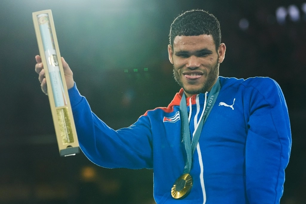 El cubano Erislandy Álvarez Borges posa en el podio con la medalla de oro en boxeo masculino de 63,5 kg en los Juegos Olímpicos de París 2024, el 7 de agosto de 2024, en París, Francia. Foto Ap