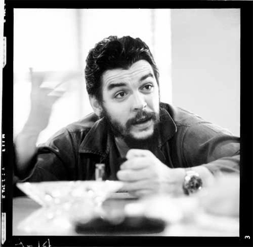 
Fotografía de la serie: “El Che. En blanco y negro/ 1967-2004” del fotógrafo Rodrigo Moya, publicado en La Jornada para su 20 aniversario. 
