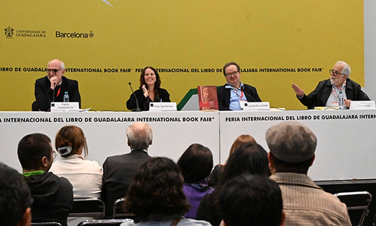 El rector de la UNAM, Leonardo Lomelí -segundo de derecha a izquierda- resaltó la pertinencia de la obra colectiva presentada porque muestra que existen ambientes que propician que florezca la corrupción; por ejemplo, cuando se carece de una prensa crítica, de contrapesos al gobierno, cuando hay ausencia de legislación en la materia; o bien, cuando hay una sobre reglamentación.