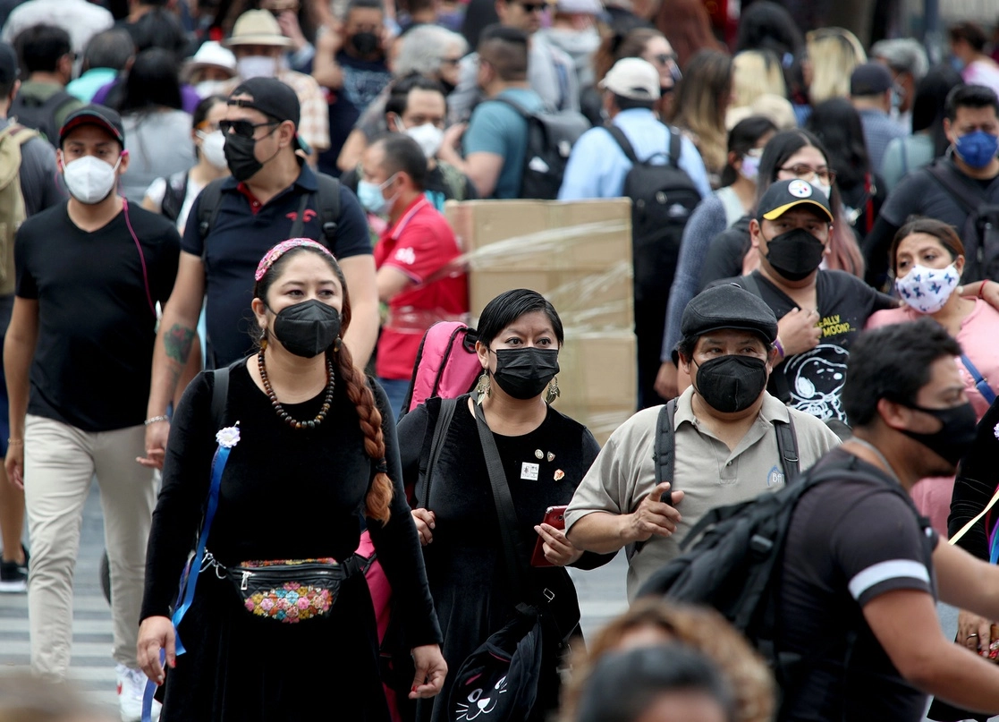 La mascarilla ya es parte de la vida cotidiana de muchas personas, si bien la mayoría de los jóvenes quisieran dejar de utilizarla. La imagen fue captada ayer en el Eje Central de la Ciudad de México. Foto María Luisa Severiano 
